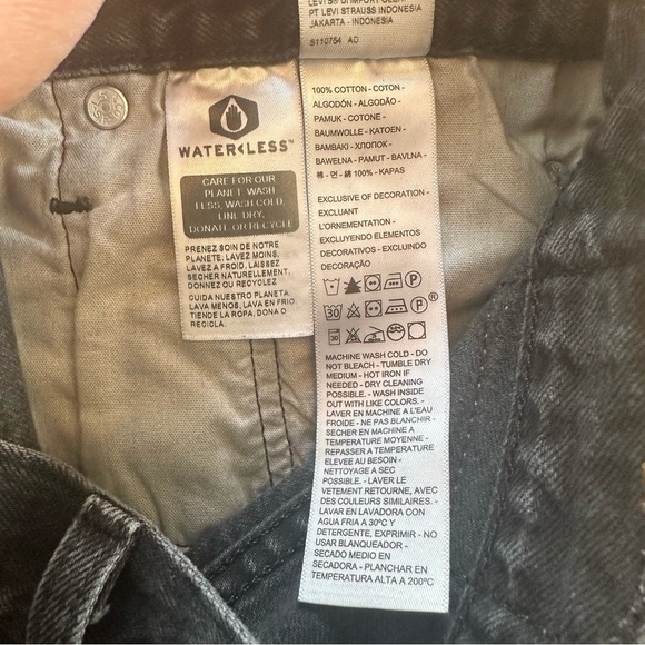 Levi 501 Jean Cut Off Shorts Raw Hem Button Fly Black Denim Size 30 Women’s - Picture 8 of 12